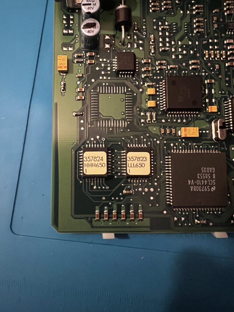 1️⃣ Originalzustand Steuergerät im Werkszustand, die EPROMs sind fest verlötet und nicht neu beschreibbar.