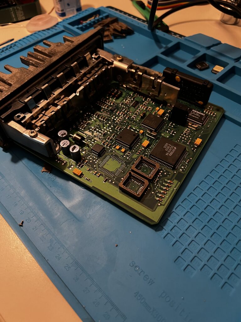 2️⃣ Umbau mit Sockeln Die EPROMs werden fachgerecht ausgelötet und durch hochwertige Sockel ersetzt – so können Chips später problemlos getauscht oder neu programmiert werden.