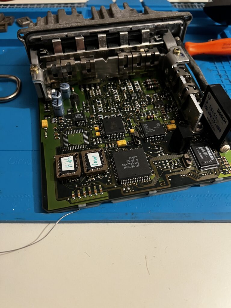 3️⃣ Neue EPROMs eingesetzt Individuell beschriebene EPROMs werden eingesetzt. So kann das Steuergerät auf neue Softwarestände, Leistungsstufen oder spezielle Anpassungen geflasht werden – ohne erneute Lötarbeiten. Warum dieser Umbau sinnvoll ist